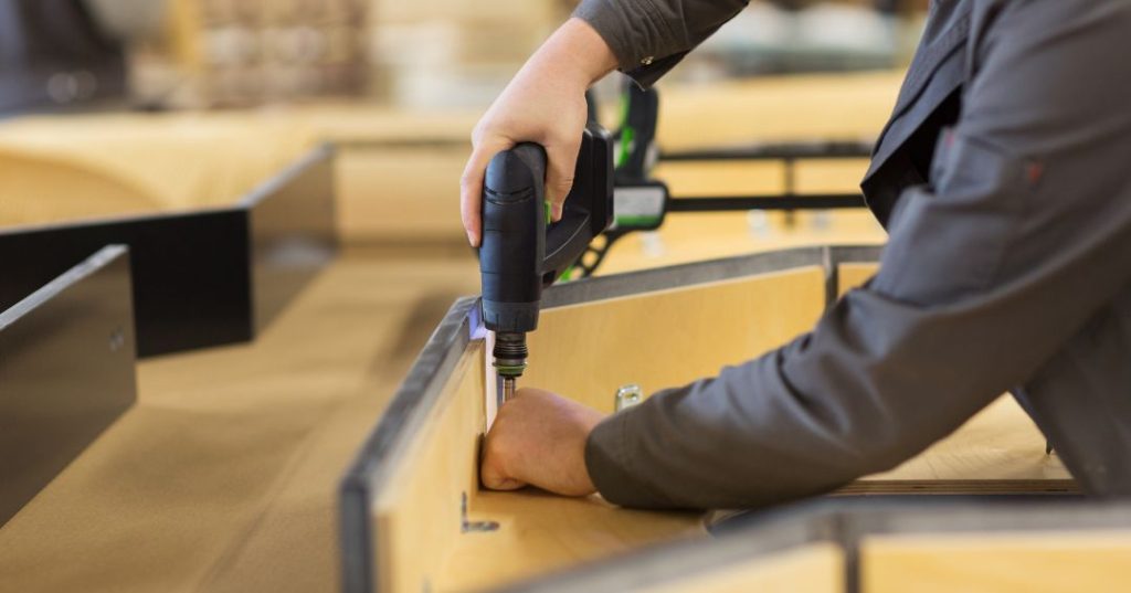 Como Montar Guarda-Roupa em Praia Grande: 5 Passos e Dicas capa montador de moveis em Praia Grande